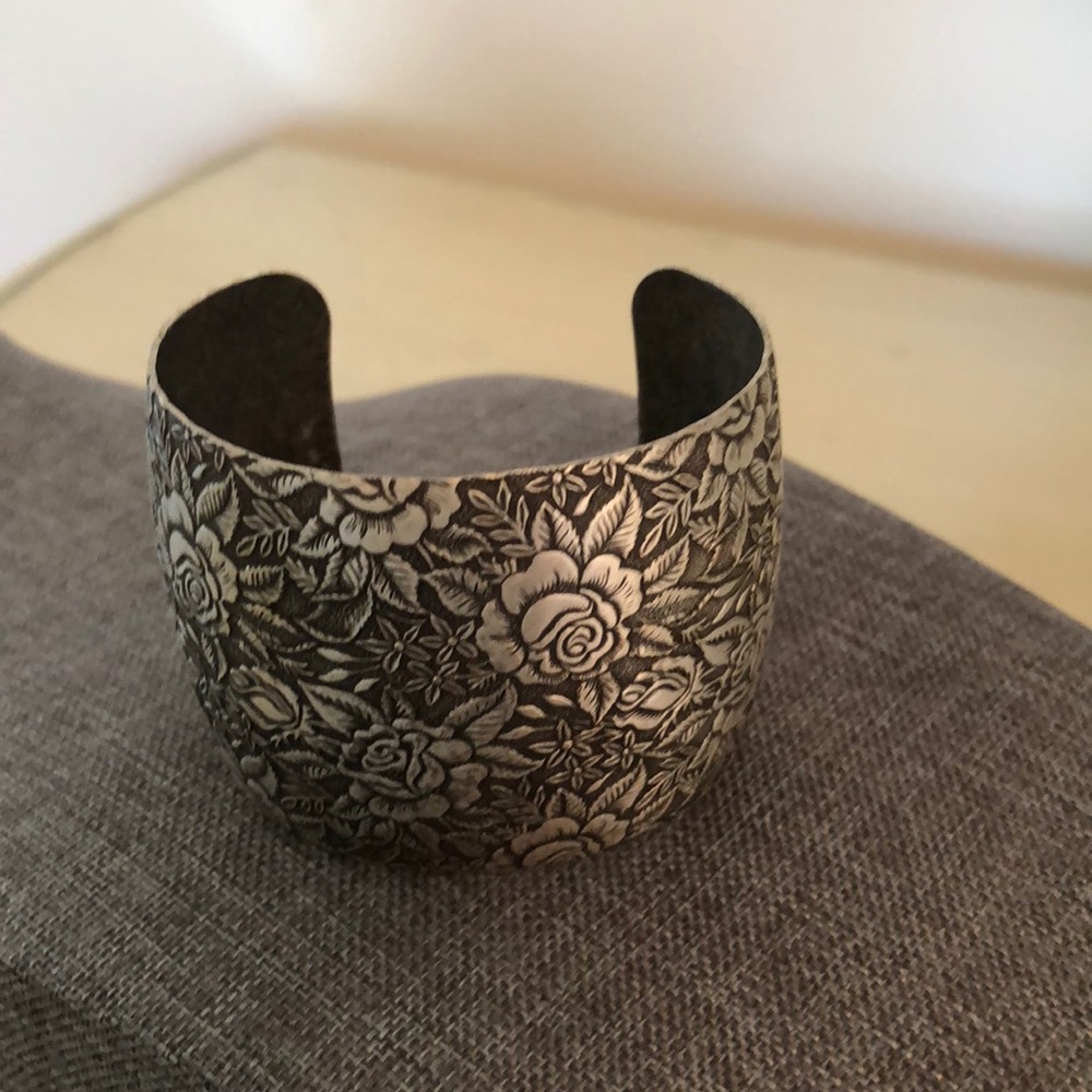 Cuff bracelet with roses